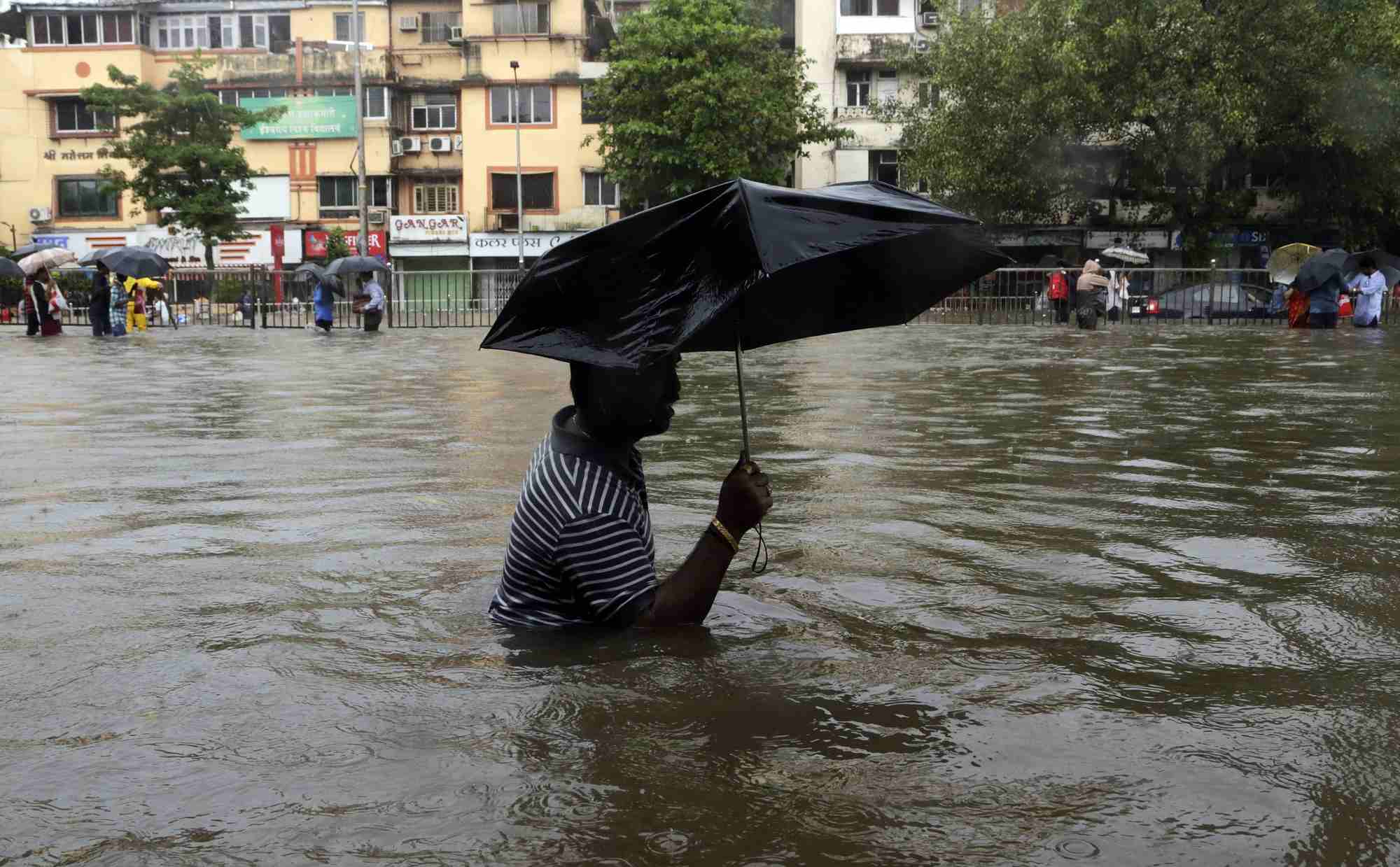 Llover mucho y sobre mojado